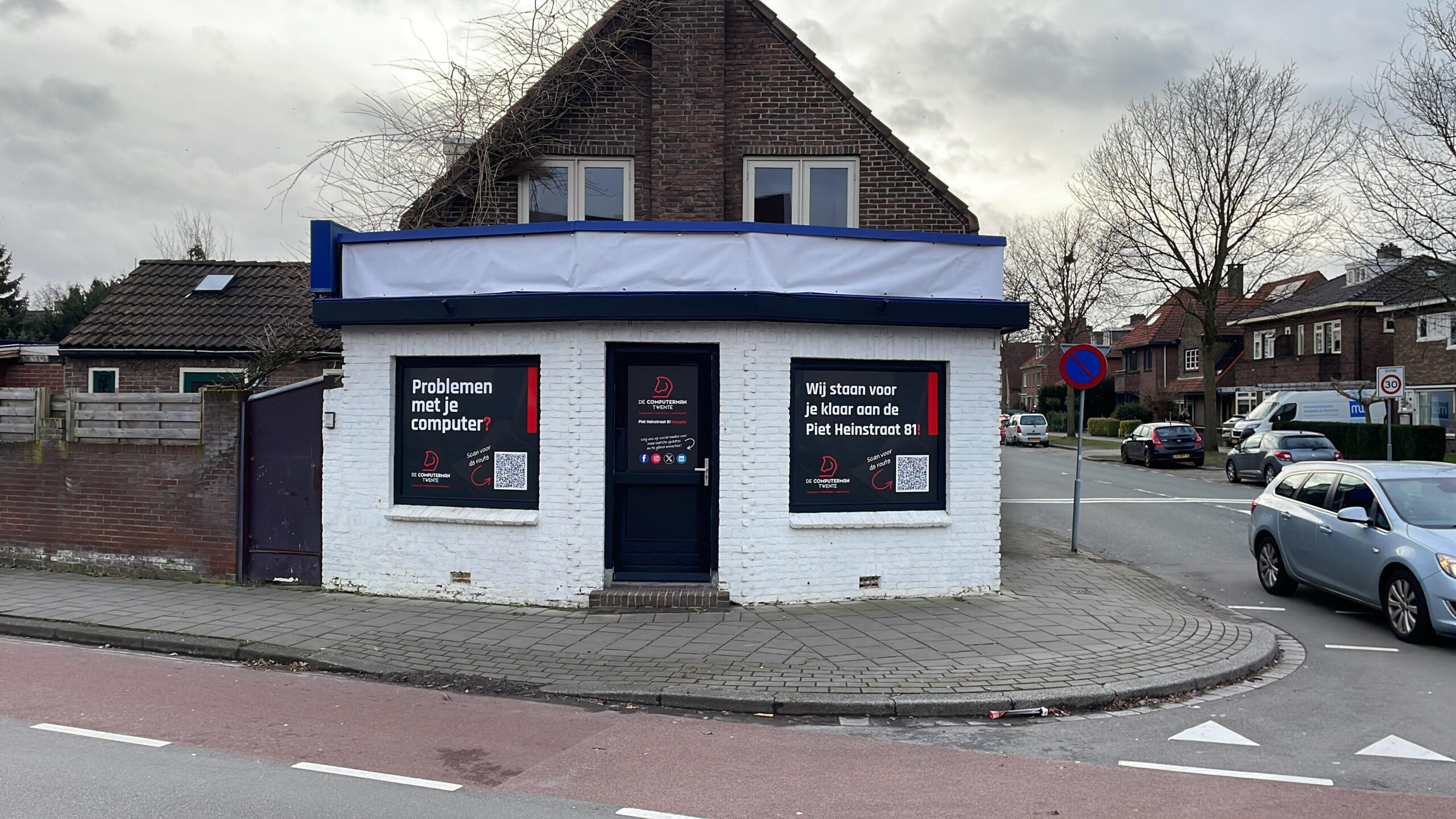 Reclame van De Computerman Twente op het voormalige pand van Artras Hengelo. In goed overleg met nieuwe huurder geplaatst.